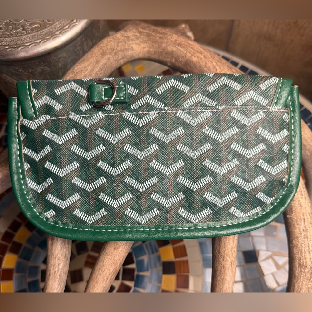 Green Chevron Patterned Women's Fashion Clutch Wristlet NEW - Picture 2 of 8